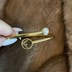 FENDI 
Metal Pearl F is Fendi Bracelet M Gold Oro Soft White